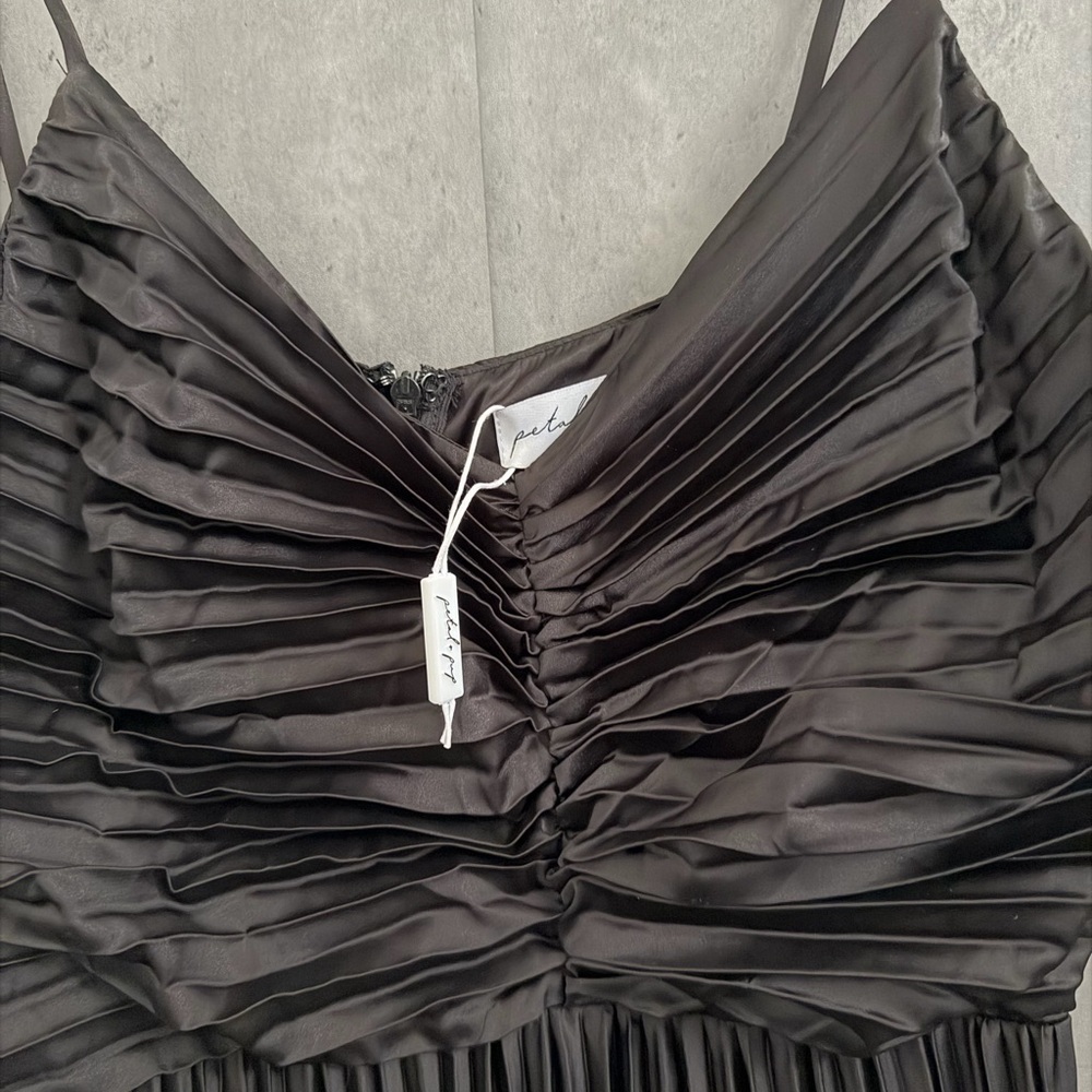 PETAL & PUP NAIRA PLEATED MAXI DRESS - BLACK SIZE 6 B2315 - Picture 7 of 8